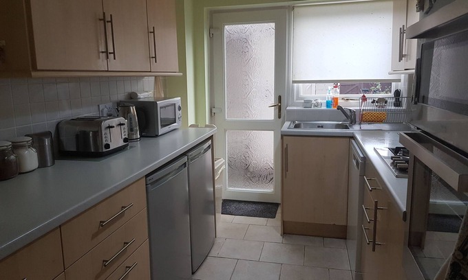 Stonnall House | BHX/NEC/JLR/BIRMINGHAM 4 Bedroom 8 Persons House Off Road Parking for 3-4 Cars