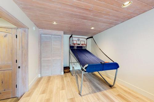 Eagle Mountain Estates House | Big Bear White Skies ~ Fantastic cabin with fireplace, game room, mountain view, & hot tub