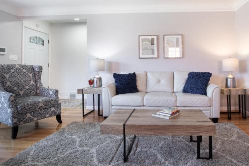Detroit Apartment | Big Central Stylish 3 BR/ 3 bath Townhouse. Game room . Home office.
