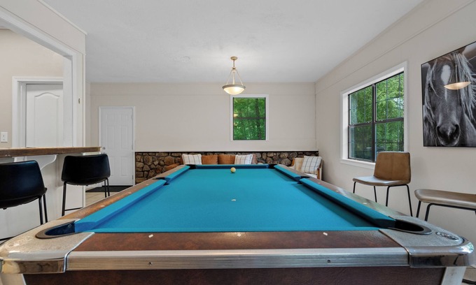 Jones Mills House | Big family friendly, Deck, Pool Table, Propane Grill & Fire Pit!