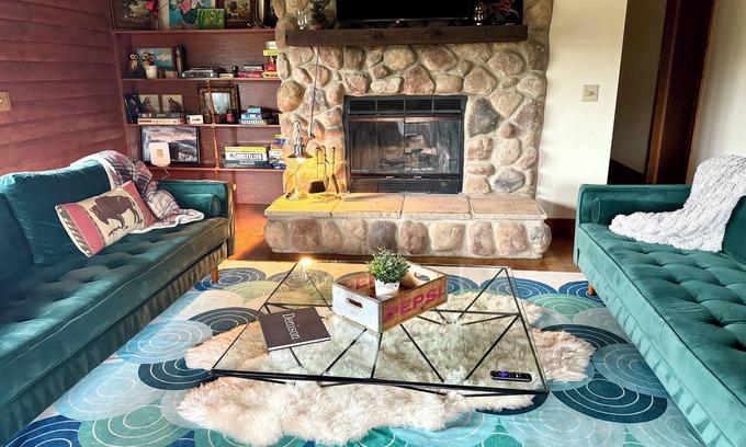 Summit Station Cabin | Big Log Cabin 3 miles Denison & Granville. Farm views.