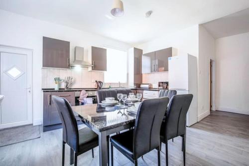 Manchester House | Big new house - 5BDR near City