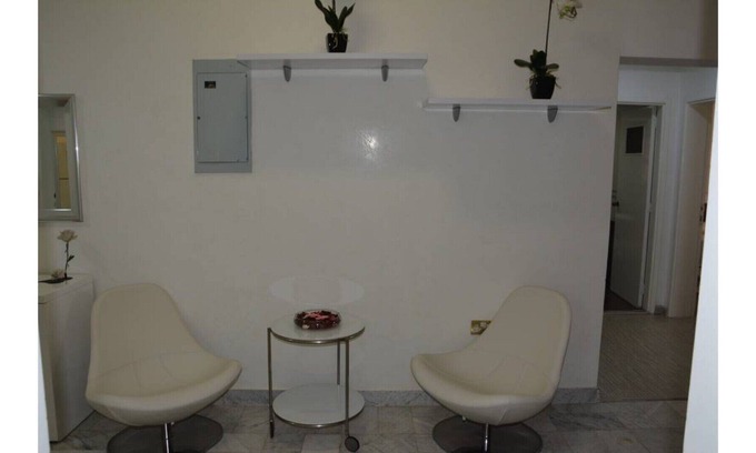 Abu Dhabi Bed & Breakfast | BIG ROOM SHOWER & HANDBASSIN T - D