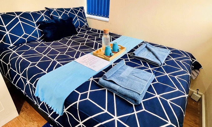 Chorlton-cum-Hardy Apartment | Bijou Flat-Private Kitchen Bathroom & Free Parking