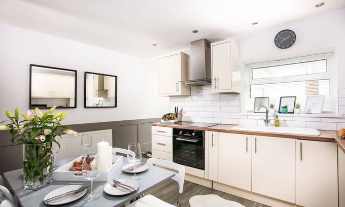 Plymouth House | Bijoux Plymouth Cottage - Sleeps 6 - By Habita