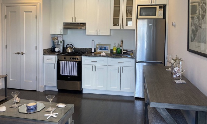Long Beach Apartment | Bikinis & Martinis a Modern Beach Studio for 2 only 5 minute walk to the beach