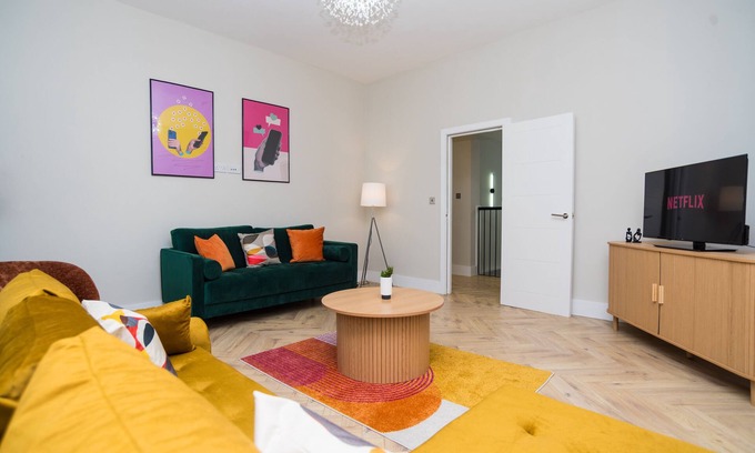 Birmingham City Centre Apartment | Birmingham 4 Bedroom Apartment - With Parking