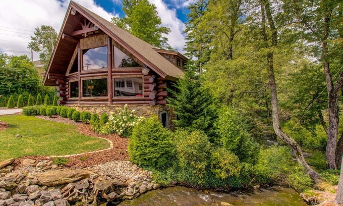 Highlands House | Black Bear Downtown - Magnificent Walk to Town log home bordering Mill Creek just a block from Main Street