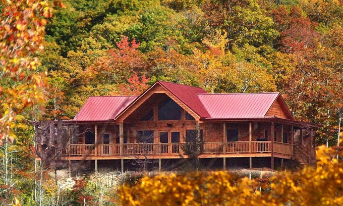 Bryson City Cabin | Black Bear Lodge Great Smoky Mtns, Hot Tub, Polar Express, King Bed, WiFi