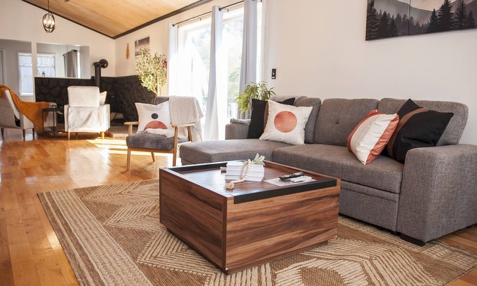 Town of Conesville House | Black Creek Lodge – Waterfront Cabin w/Hot Tub & Game Room