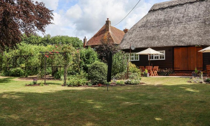 Etchinghill House | Blackbird Cottage at Boyke Manor