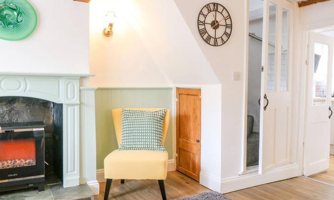 Twywell House | BLACKBIRD COTTAGE, pet friendly, with a garden in Kettering