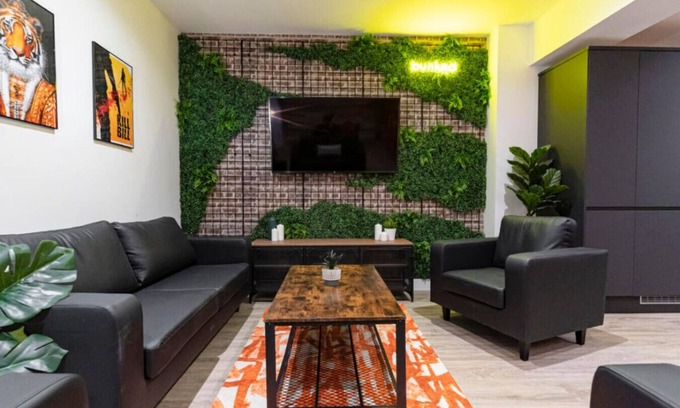 Portsmouth Apartment | Blackthorn | 6 BR | Victorious Festival Home