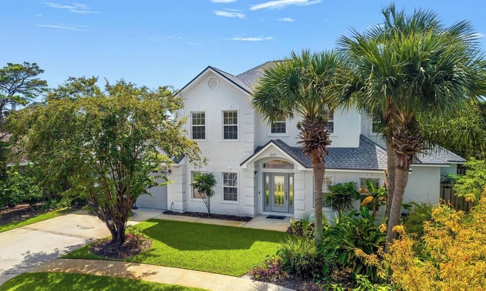 Avalon Beach Estates House | Blanc Bao with Tennis and Large Pool