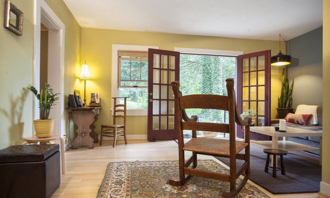 Asheville Cottage | Blend City and Country at Lucky W Cottage