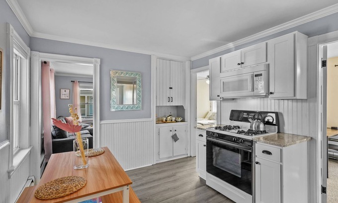 Bristol Apartment | Blissful in Bristol - short walk to waterfront, restaurants, coffee shops & park