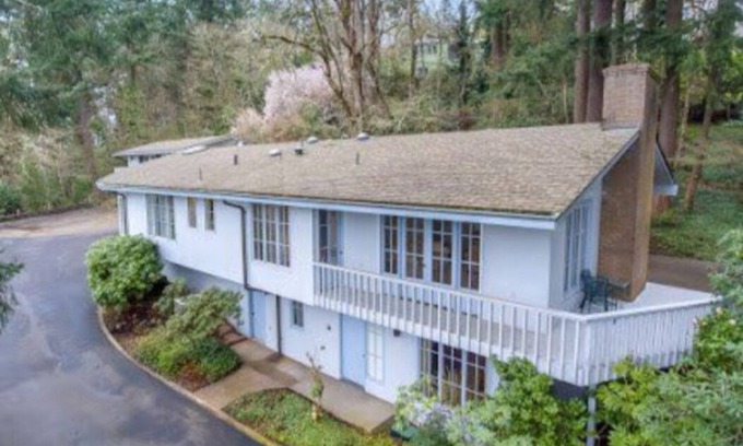 Eugene House | Blocks from the University of Oregon with gorgeous views of the City of Eugene