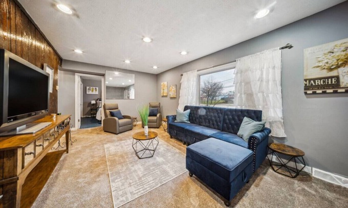 Warrensville Heights House | Blue Bayou 3 bedroom 2 bath in South Cleveland king bed up to 8 guests