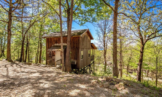 Edgemont Cabin | Blue Clouds Resort Rustic Charm