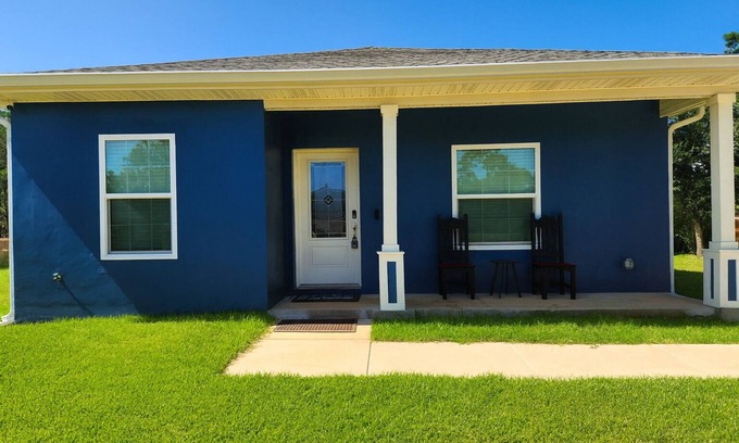 Gulf Breeze Cottage | Blue Heron Cottage – Cozy Family Retreat