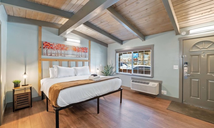 Lakeside Park Hotel | Blue Jay Lodge