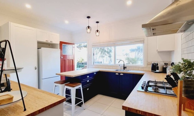 Thorndon Apartment | BLUE RETREAT THORNDON ft backyard and fireplace, minutes to CBD