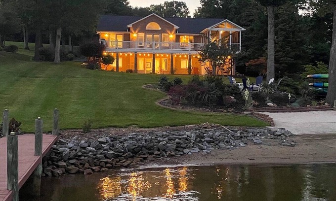 Smith Mountain Lake House | Blue Ridge Beach - Sleeps 10, screened-in porch, fantastic views.