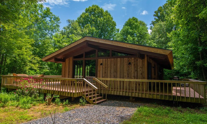 Grassy Creek Cottage | Blue Ridge Mountain Chalet - 13 Acres: Private and Modern!