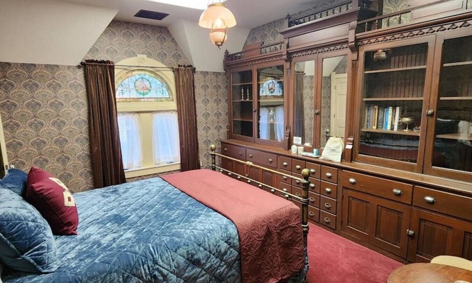 Springfield Hotel | Blue Room at the Feitshans House