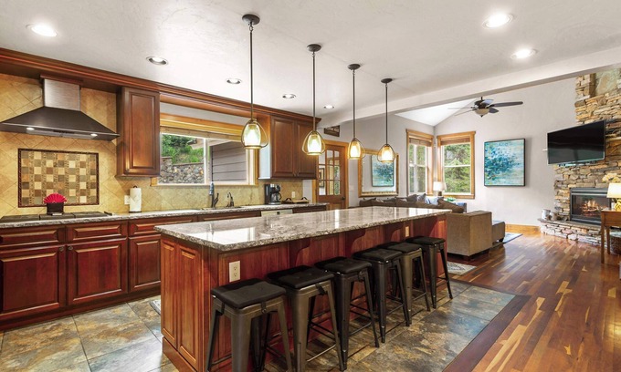 Breckenridge Heights House | Blue Sky Lodge - Spacious 5BR Lodge