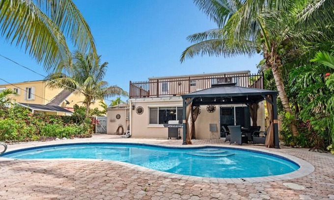 Central Corals House | Blue Sky Manor - 2 Story House w/ Heated Pool & Large Balcony