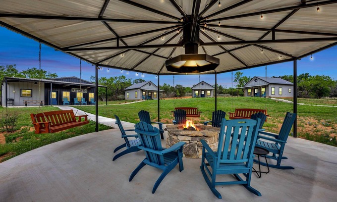 Burnet House | Blue Truck Ranch-6 Acres 3 Cottages FIRE PIT!