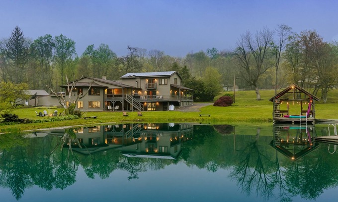 Allenwood Cabin | BLUE WATER LODGE ~ Sleeps 30 ~ Stunning Pond w/ Fish