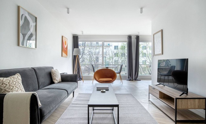 Ternes Apartment | Blueground | Arc de Triomphe, balcony, nr shops