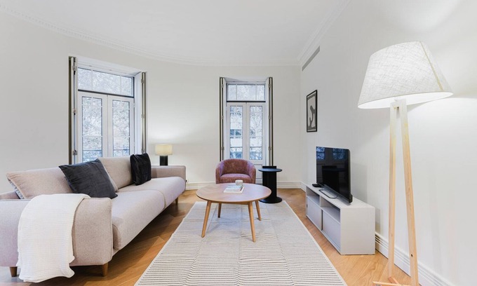 Santo Antonio Apartment | Blueground | Avenidas Novas, AC, balcony, nr park