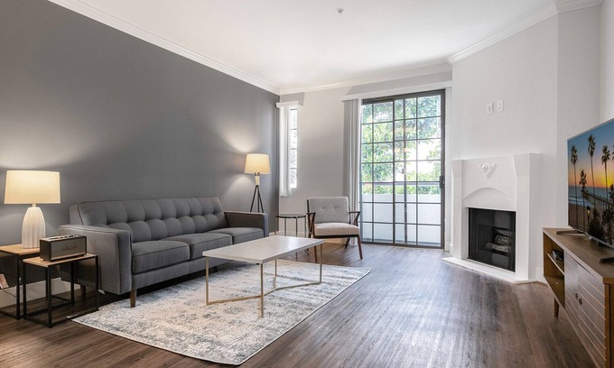 Beverly Grove Apartment | Blueground | Beverly Grove, pool, nr La Brea Tar Pits