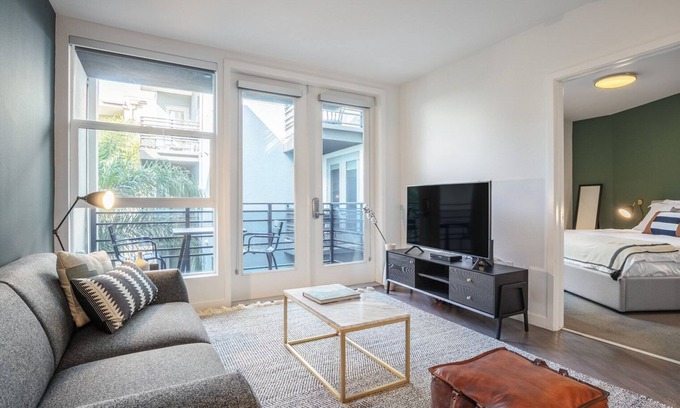 Beverly Grove Apartment | Blueground | Beverly Grove, rooftop, nr Beverly Park