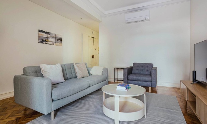 Santo Condestavel Apartment | Blueground | Campo de Ourique, entertainment area