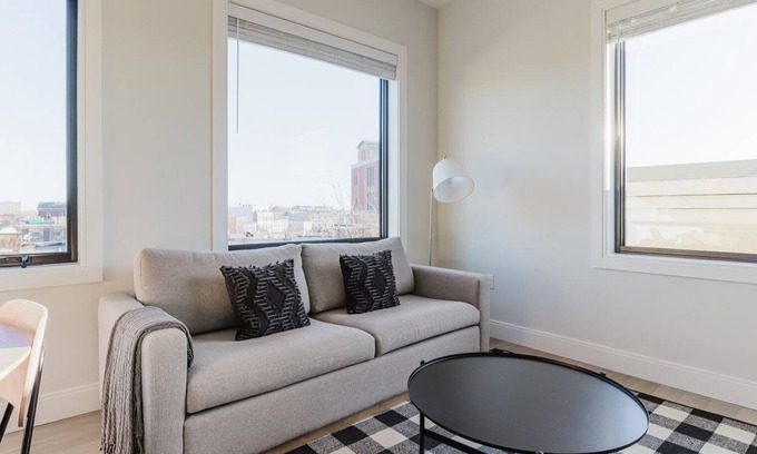 Central-Maverick Square - Paris Street Apartment | Blueground | East Boston, AC, nr parks & beach