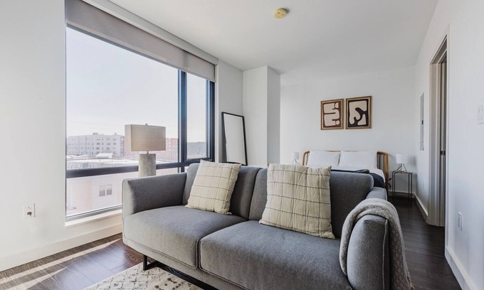 Central-Maverick Square - Paris Street Apartment | Blueground | East Boston, art & pool, nr park
