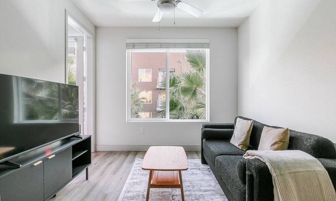 Fremont Apartment | Blueground | East Industrial, pool, nr Lake Elizabeth