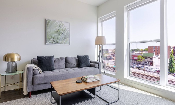 Elmhurst Apartment | Blueground | Elmhurst, pool & gym, nr park