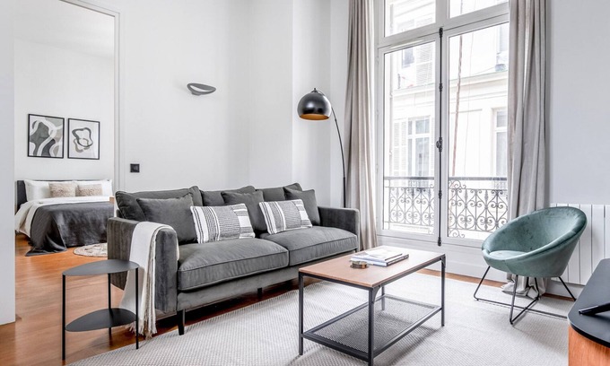 L'Europe Apartment | Blueground | Monceau/Villiers, concierge, nr shops