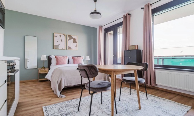 Prague 3 Apartment | Blueground | Prague 3, balcony, parking (PRG-39)