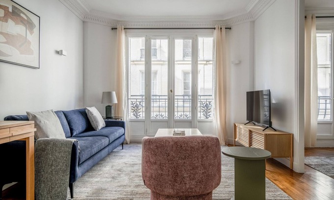 Quartier de la Salpetriere Apartment | Blueground | Quartier Latin - Monge, nr Panthéon