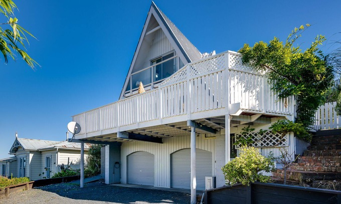 Bluff Hill House | BLUFF HILL HEIGHTS – NAPIER HOLIDAY HOME, pet friendly in Napier