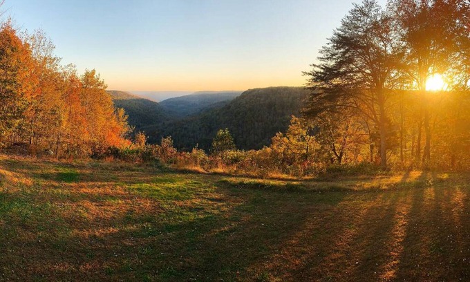 Monteagle House | Bluff House — Incredible View| Renovated Lux | Convenient to Waterfalls, Hikes & Caverns