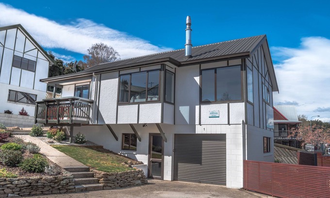 Wanaka House | Bo's Bach: A stunning place, great location, sunny & pet Friendly !