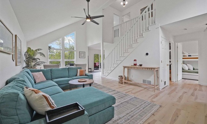 Mayfield House | 🌅 Boardman Lakeview Retreat close to Downtown TC ➠ 800