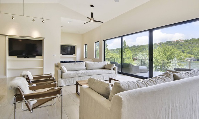 Briarpatch House | Boat Dock | 5 Beds | Sleeps 10 - WalkerVR Lake Austin Modern!